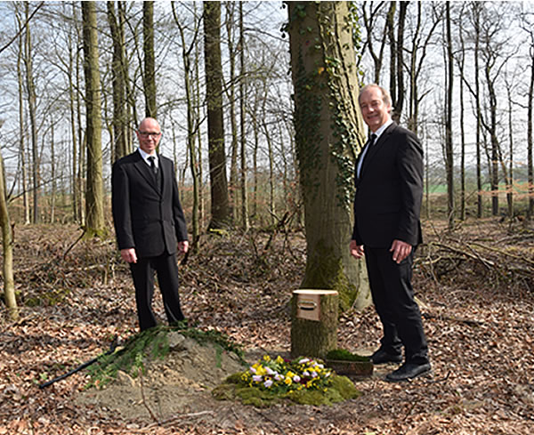 Bestattungen Bielefeld - Sieweke & Ruthe Bestattungen Bielefeld und Leopoldshöhe - Seit 1926 ist der Familienbetrieb Sieweke Bestattungen aus Bielefeld bereits als Bestatter tätig. Im Jahr 2009 wurde das Bestattungsunternehmen Ruthe in Leopoldhöhe von Sieweke Bestattungen übernommen. Als verständnisvoller Partner im Trauerfall stehen wir Ihnen in diesen schweren Stunden kompetent zur Seite. Neben der individuellen Gestaltung Ihrer Trauerfeier (mit eigener Trauerhalle) kümmern wir uns selbstverständlich auch um die formalen und organisatorischen Angelegenheiten. Als modernes Bestattungsunternehmen in Bielefeld und Leopoldshöhe bieten wir neben der traditionellen Erdbestattung ebenso Feuerbestattungen, Seebestattungen, Baumbestattungen und eine entsprechende Bestattungsvorsorge an.